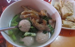 Warung Upuy Batan: Slruup! Gurih Sedap Bakso Ceker dan Otak-otak Goreng