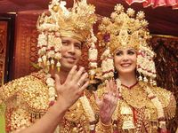 Arumi Bachsin dan Emil Dardak Resmi Menikah