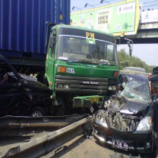 Tabrakan Beruntun di Tol Waru Sidoarjo, 4 Orang Terluka