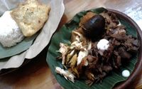 Menyantap Nasi Gudeg Komplit dan Ayam Sambel Bawang Sambil Lesehan