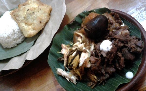 Menyantap Nasi Gudeg Komplit dan Ayam Sambel Bawang Sambil Lesehan