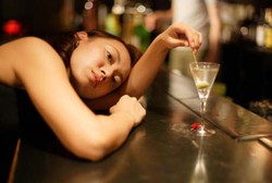 Banyak Minum Alkohol di Usia Muda Tingkatkan Risiko Kanker Payudara