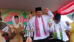 Ahok Asyik Nyanyi Terajana dan Joget Dangdut di Monas 