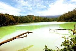 Tak Hanya Pegunungan, Dieng Juga Punya Telaga Warna yang Cantik