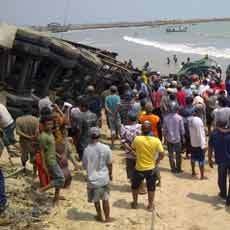 Truk Kontainer Muat Buah Terjun Ke Laut, Sopir Tewas Terjepit