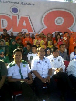 Hibur Peserta Kampanye Pilwalkot Makassar, Ruhut dan Yusril Bernyanyi