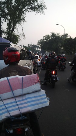 Pagi ini, Simpangan Depok Macet Tak Bergerak 1 Km