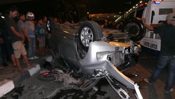 Hindari Motor, Avanza Terguling dan Menimpa Motor di Jl. HR Rasuna Said
