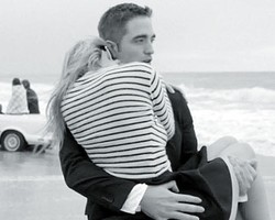Foto: Adegan Intim Robert Pattinson dan Model Pirang untuk Dior Homme