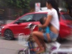 Astaga, Ibu Muda Menyusui Anaknya Sambil Mengendarai Skuter