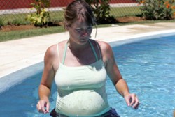 Ibu Hamil yang Rutin Berenang Tingkatkan Risiko Bayi Kena Eksim dan Asma 