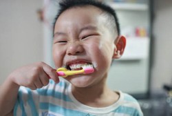 Anak Rewel Saat Menggosok Gigi? Ini Trik Mengatasinya