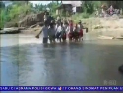 Menyeberangi Sungai Demi Bersekolah