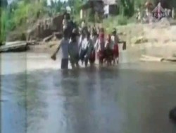 Menyeberangi Sungai Demi Bersekolah