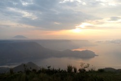 Sunrise yang Malu-malu Menggemaskan di Danau Toba