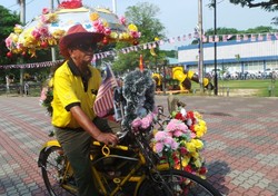 Unik! Ada Becak Berhias Bunga-bunga di Melaka
