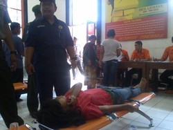 Nekat Antre BLSM dalam Kondisi Sakit-sakitan, Dwi Pingsan