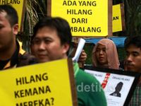 Aksi Jalan Kaki Laporkan Hilangnya Anggota DPR
