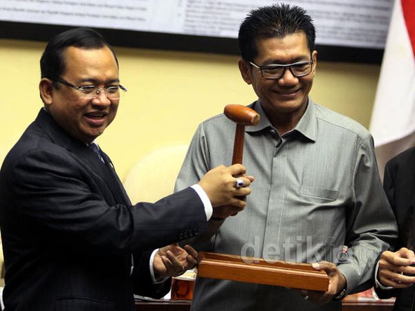 Pimpinan Komisi II Dikukuhkan