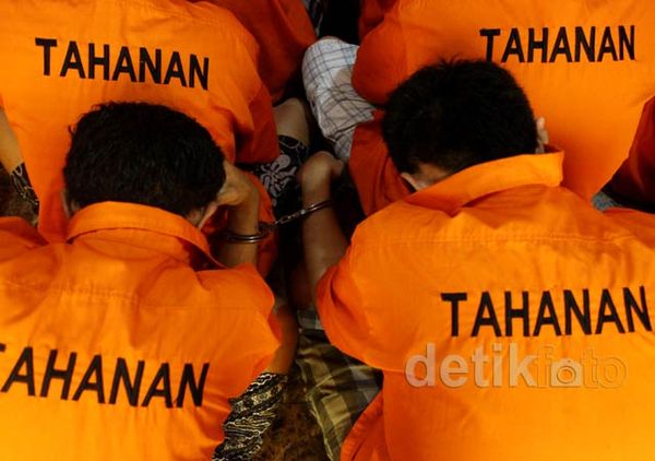 Polisi Tangkap Komplotan Penipu Melalui SMS