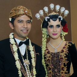 Sweet...Emil Lantunkan Lagu Ciptaan Khusus untuk Arumi di Pernikahan