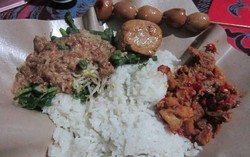 Lesehan Mbok Ndoro: Pulen Mantep Racikan Sego Pecel Khas Solo