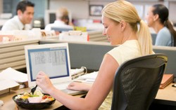 Mayoritas Pekerja Inggris Pilih Makanan Kemasan Untuk Makan Siang