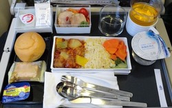30 Set Alat Makan Singapore Airlines Nyaris Dicuri Turis China