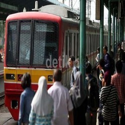 Dirut KAI: Penumpang KRL Kini 600 Ribu/Hari, Tak Ada Lagi yang di Atap