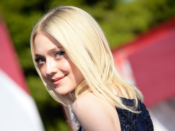 Dakota Fanning Tampil Glamour nan Seksi