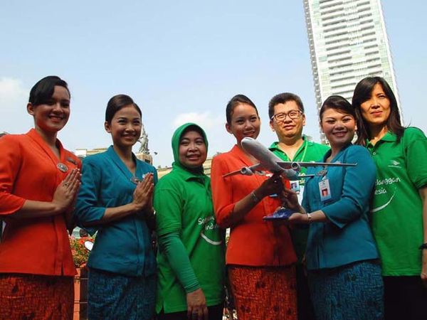 Senyum Pelanggan dari Pramugari Cantik