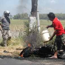 Terpeleset, Sepeda Motor Hangus Terbakar di Jalur Pantura Situbondo