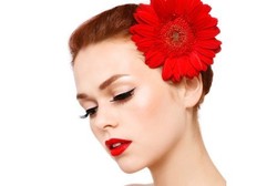 Bibir Merah Merekah Membikin Pria Betah Menatap Tanpa Jengah