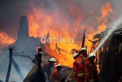Kebakaran Rumah Mewah di Belakang Komplek Billy Moon Akibat Korsleting