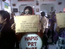 RUU Tak Kunjung Disahkan, Puluhan PRT Yogya Kirim Kain Pel ke DPR