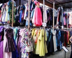 Wow! Pria Ini Beli 55 Ribu Gaun untuk Istrinya