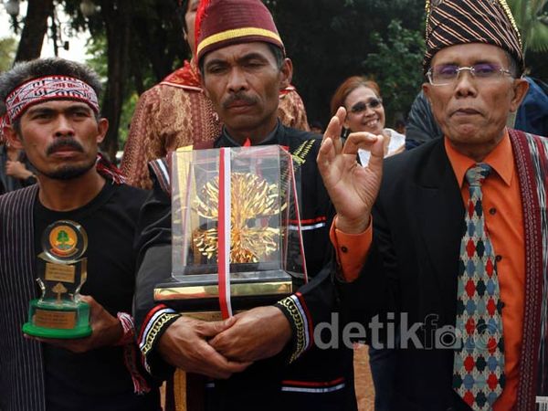 Danau Toba Dirusak, Kalpataru Dikembalikan
