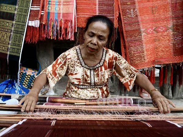 Mengintip Desa Ulos Huta Raja