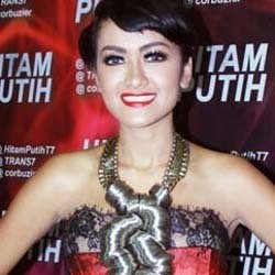 Julia Perez Batal Menikah 7 September?