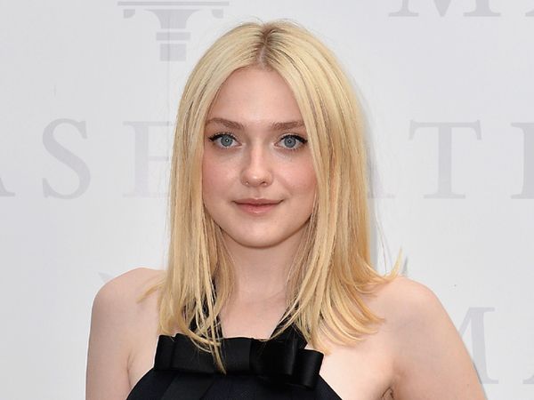 Jumpsuit Hitam ala Dakota Fanning