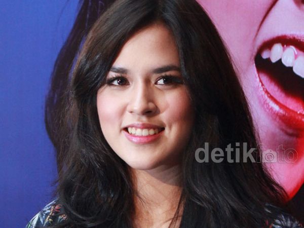 Senyum Manis Raisa