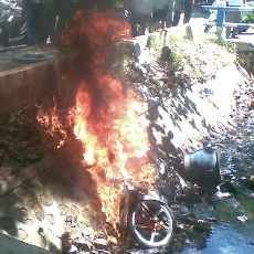 Motor Penjambret Dibakar Massa Usai Terlibat Tabrakan