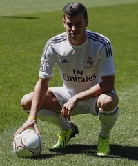 Usai menandatangani kontrak, Bale diperkenalkan di hadapan publik Bernabeu. REUTERS/Paul Hanna.