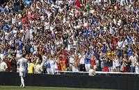 Sedikitnya 20.000 Madridista hadir di Bernabeu untuk menyaksikan pemain baru mereka. REUTERS/Paul Hanna.
