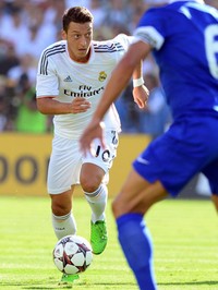 Ketika Bale mendarat, gelandang Madrid Mesut Oezil justruk hengkang dari Bernabeu. AFP/Frederic J. BROWN.