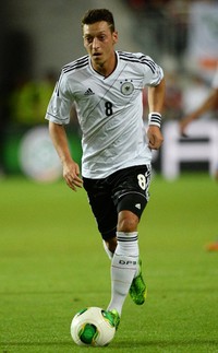 Punggawa timnas Jerman itu bergabung dengan Arsenal dengan nilai transfer 42,4 juta poundsterling. AFP/PATRIK STOLLARZ.