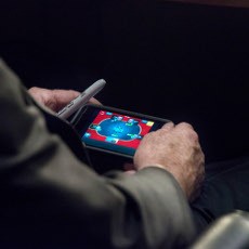 Walah! Senator AS Kepergok Main Poker di iPhone Saat Sidang Soal Suriah