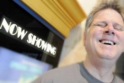 Pria Buta Jadi Kritikus Film? Bisa, Begini Cara Dia Melihat Dunia