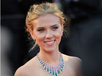 Anggun dan Seksi Scarlett Johansson