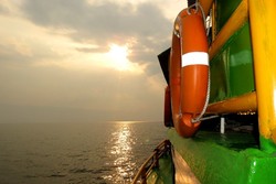 Berlayar Menuju Sunset ke Pulau Samosir, Dahsyat!